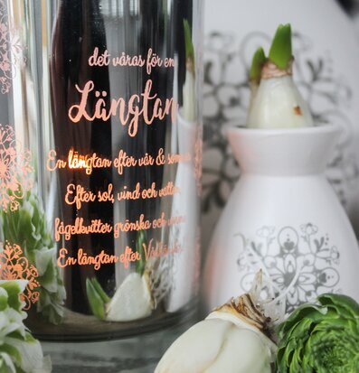 Bild av elegant ljuslykta med vårinspirerad design