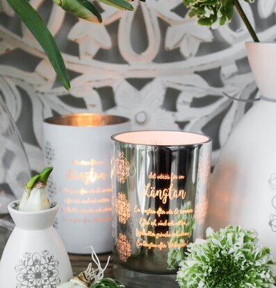 Bild av harmonisk arrangemang med ljuslyktor och växter