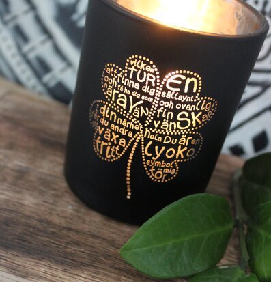 Bild av stilren ljuslykta med fyrklövermotiv