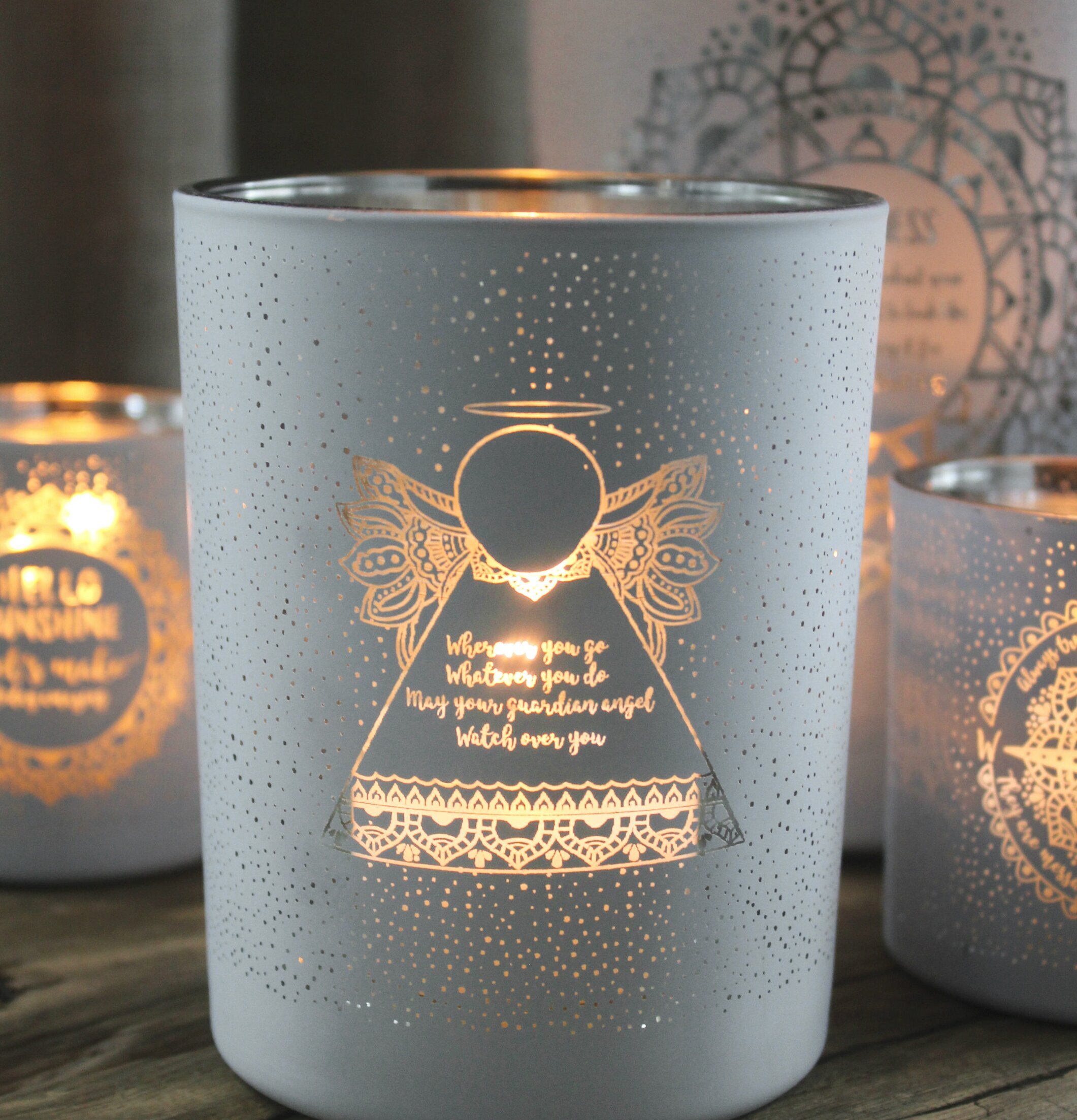 Ljuslykta Guardian Angel från Majas Cottage på trägolv