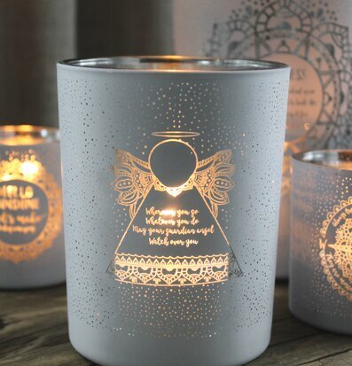 Bild av elegant ljuslykta med änglamotiv i interiör