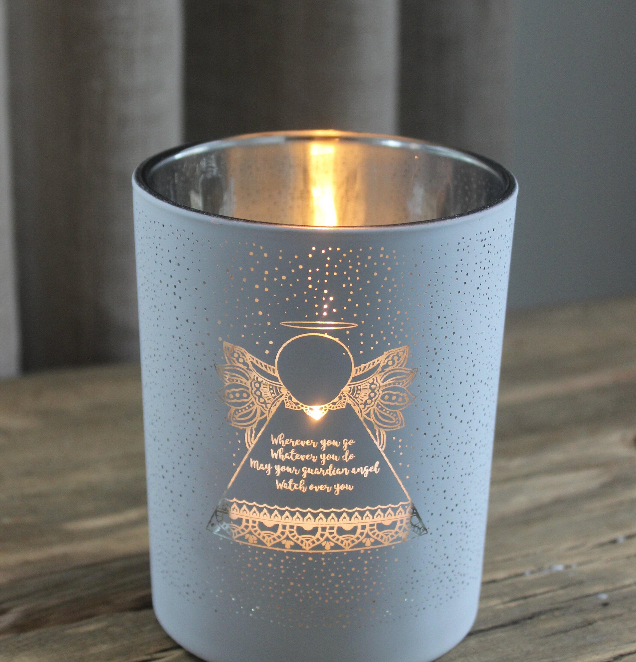 Foto av ljuslykta med ängel och stämningsfullt ljus