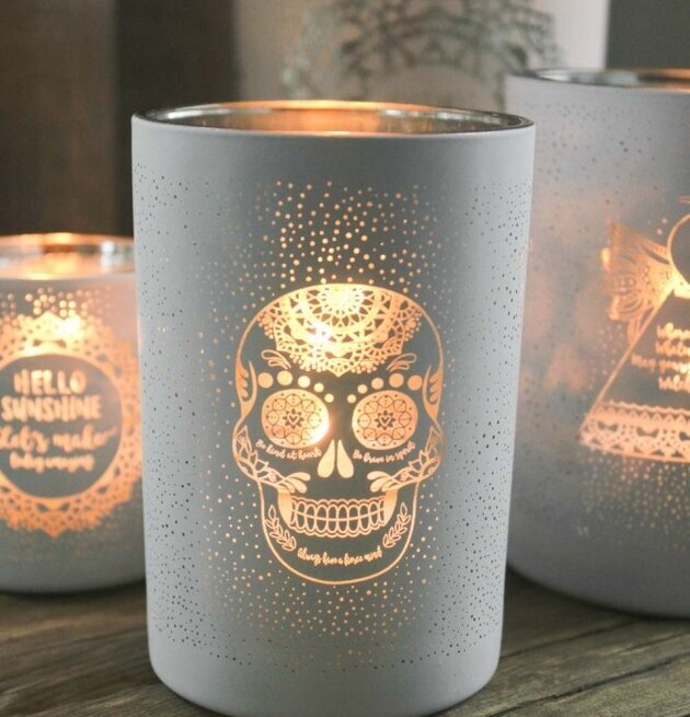 Bild av stämningsfull scen med ljuslyktor och sken