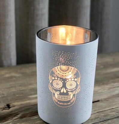 Bild av en ljuslykta med detaljerat dödskallemönster