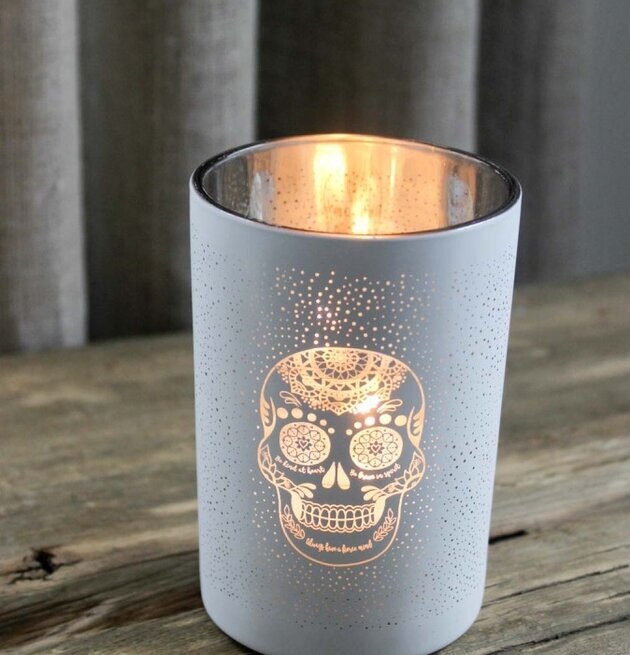 Bild av en ljuslykta med detaljerat dödskallemönster