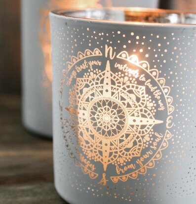 Bild av ljuslykta med kompassdesign och ljuseffekt