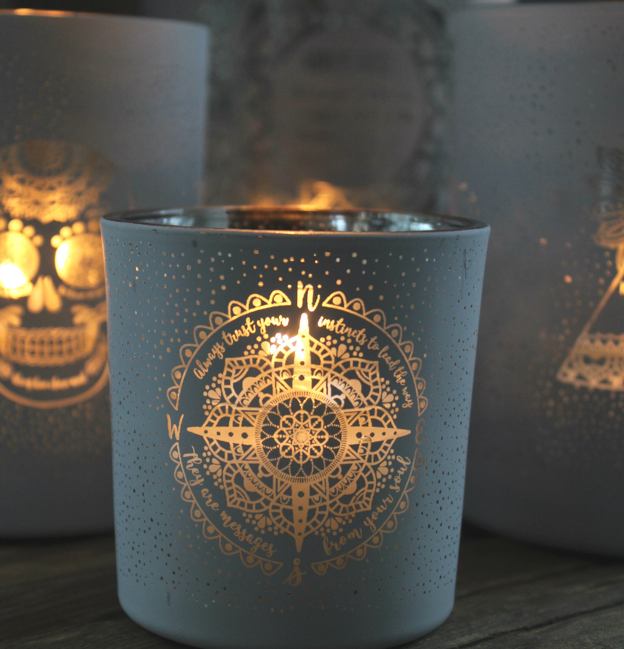 Bild av ljuslyktor med intrikat design och värme