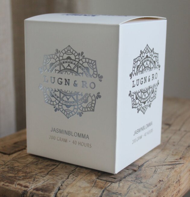 Doftljus Lugn & Ro från Majas Cottage på rustikt träbord