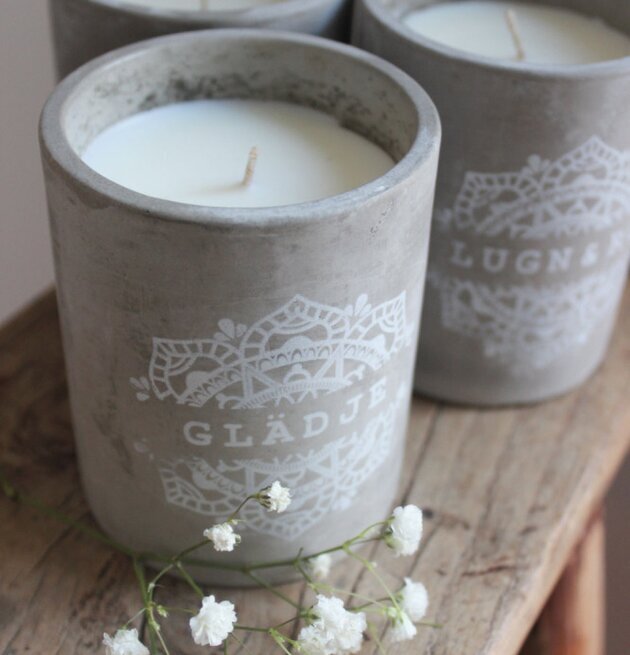 Foto av ljuslyktor på rustikt bord med blommor