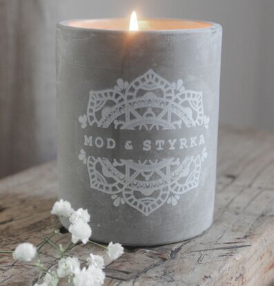 Bild av doftljus i harmonisk och jordnära miljö