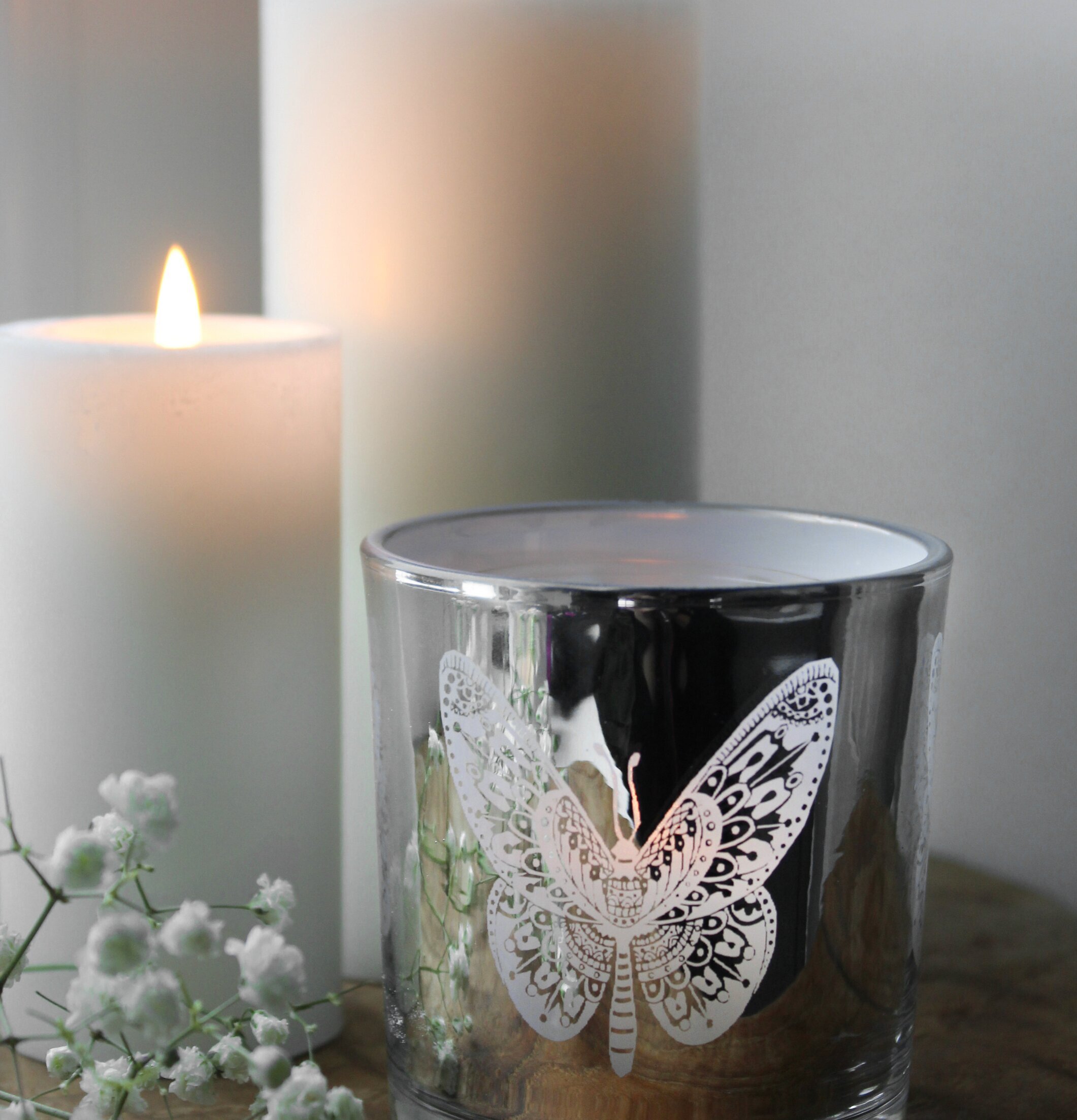 Bild av elegant inredning med ljuslykta och blommor