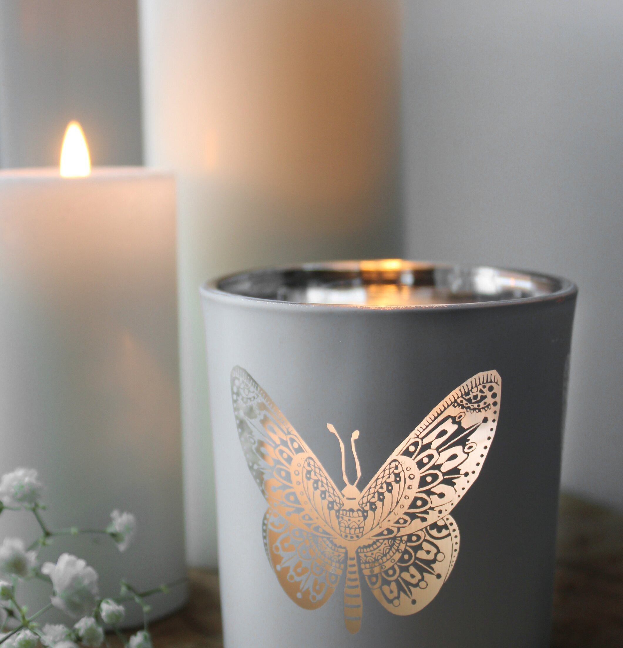 Ljuslykta Butterfly Vit/Silver från Majas Cottage med ljus