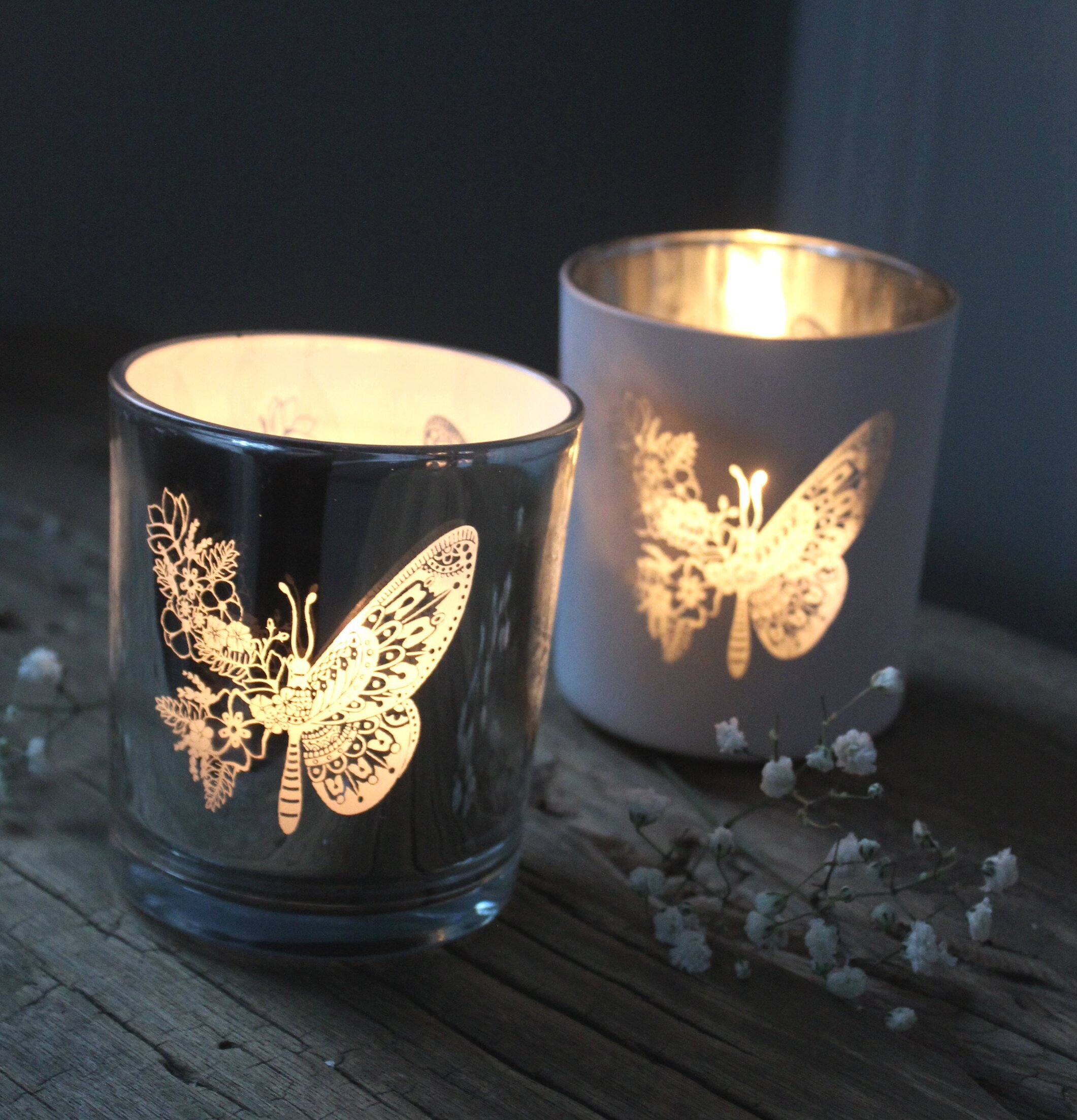 Bild av ljuslyktor med fjärilsmotiv och ljusspel