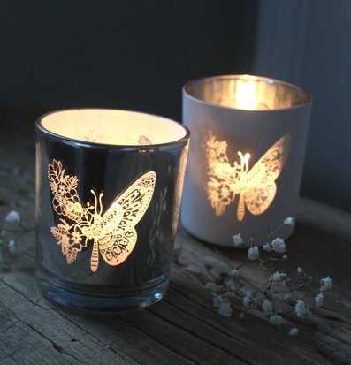 Bild av ljuslyktor med fjärilsmotiv och ljusspel