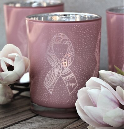 Foto av elegant ljuslykta med rosa band och blommor