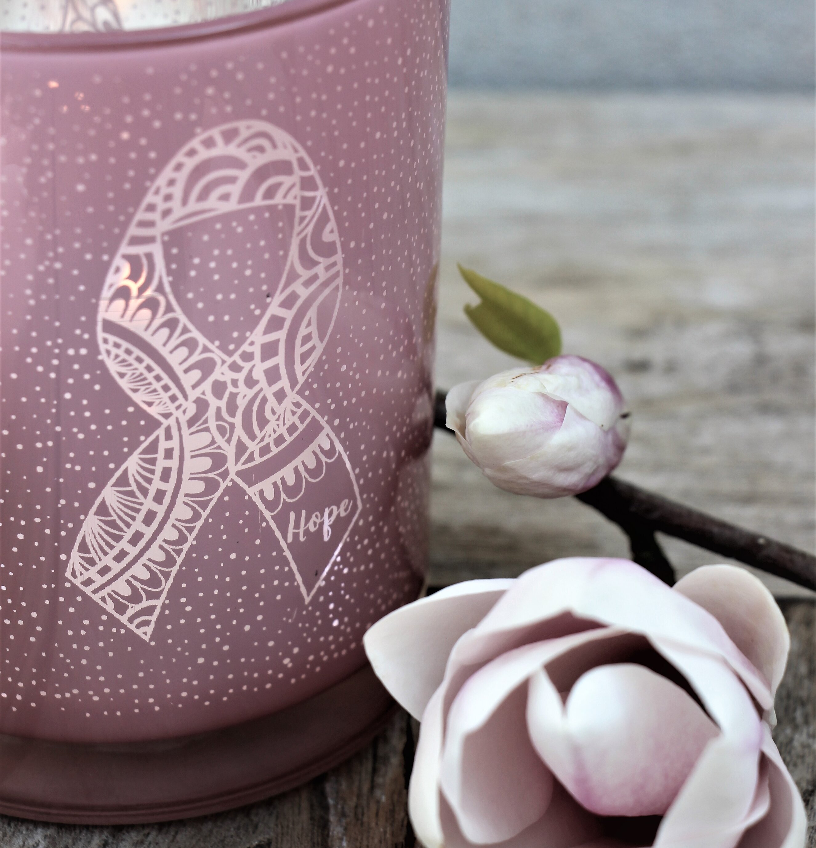 Bild av ljuslykta med rosa band och hoppfull design