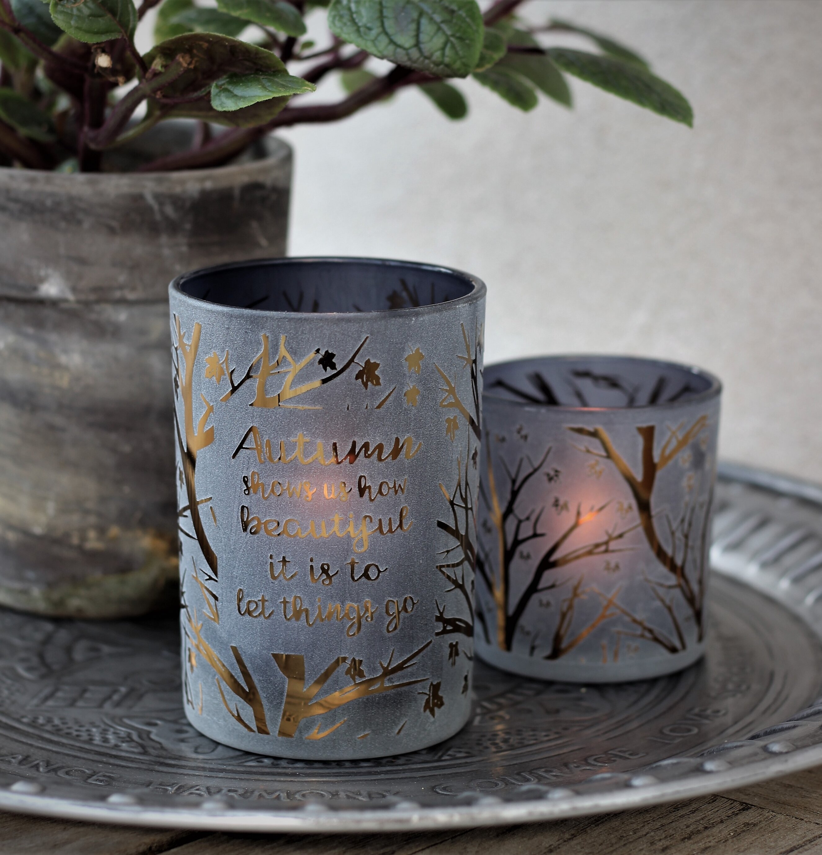 Ljuslykta Autumn Quote från Majas Cottage med gråtonat glas
