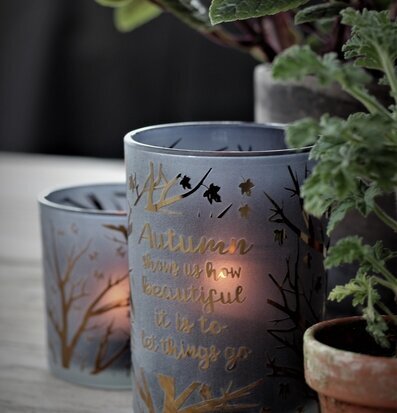 Ljuslykta Autumn Quote från Majas Cottage på träbord