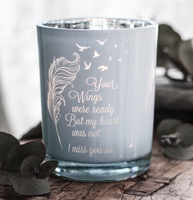 Bild av elegant ljuslykta med mjuk design och kontrast