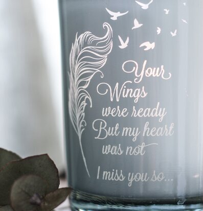 Bild av ljuslykta med elegant design och subtilt mönster