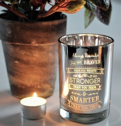 Bild av elegant inredning med ljus och växtdetaljer