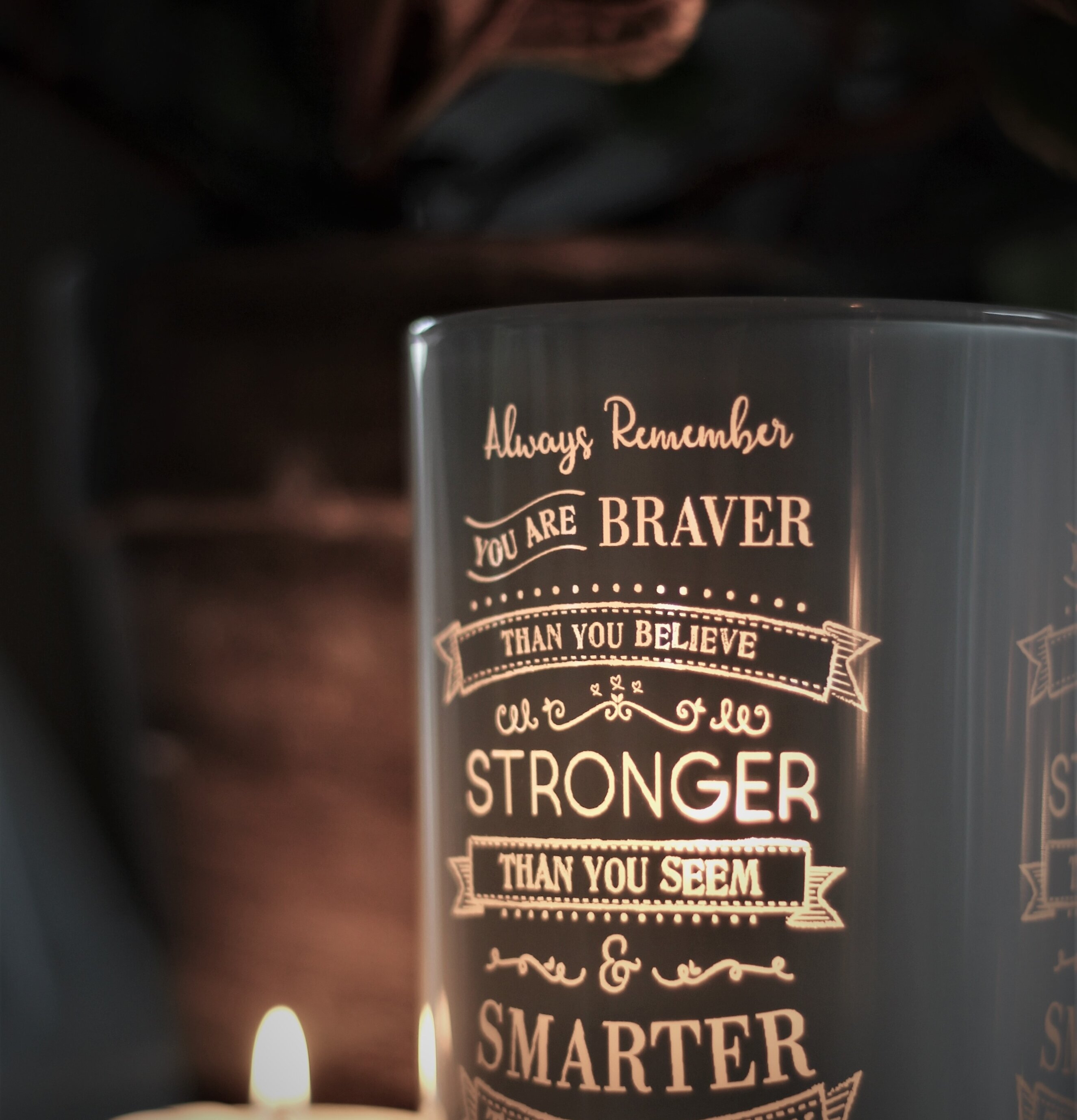 Ljuslykta Stronger Vit från Majas Cottage med inspirerande text
