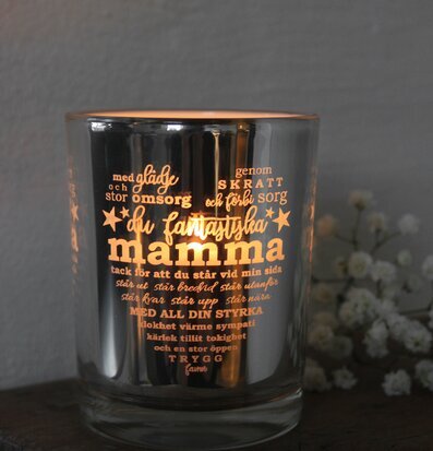 Foto av elegant ljuslykta med kärleksfull inskription