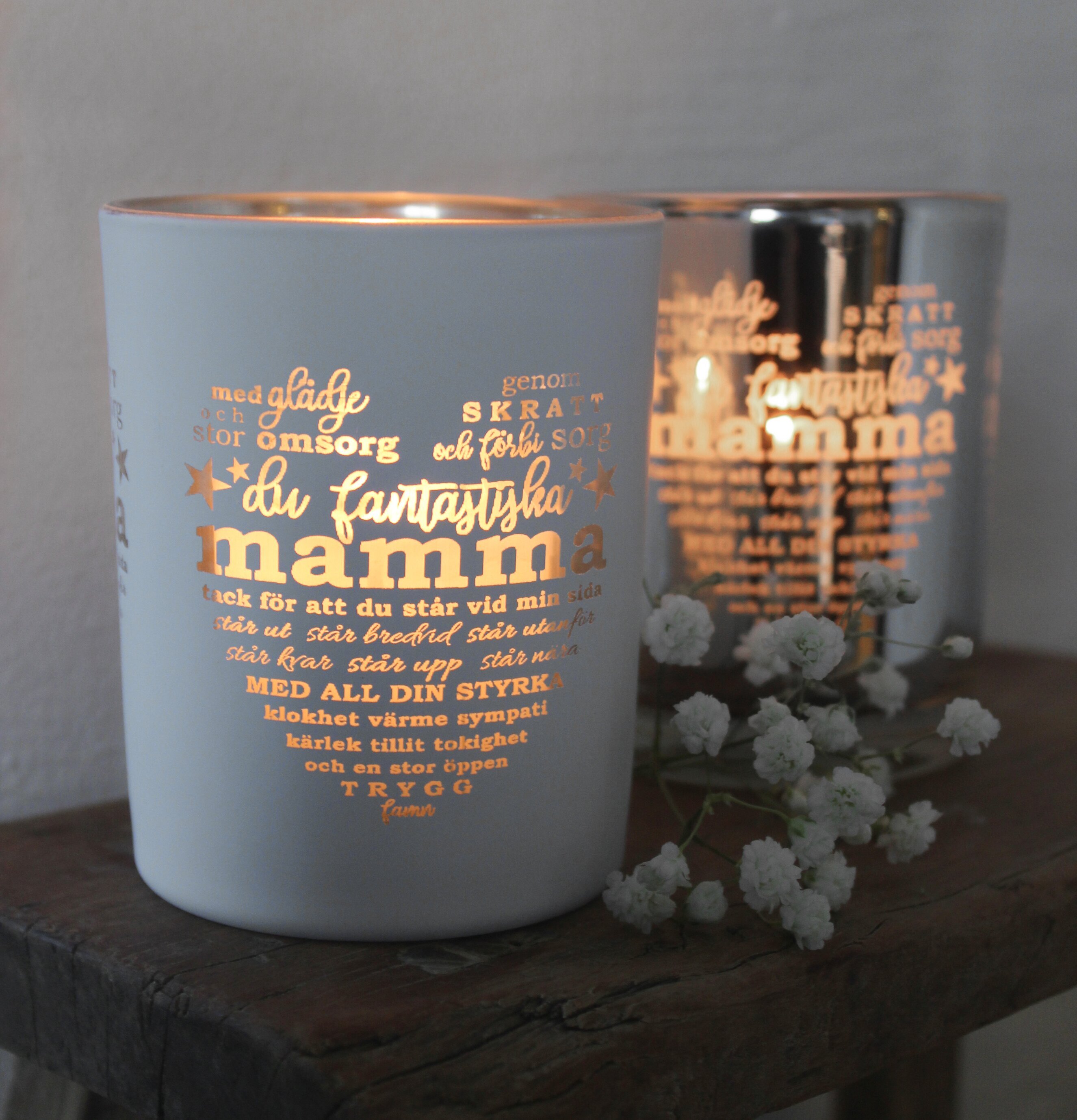 Ljuslykta Mamma Vit/Silver från Majas Cottage på träyta