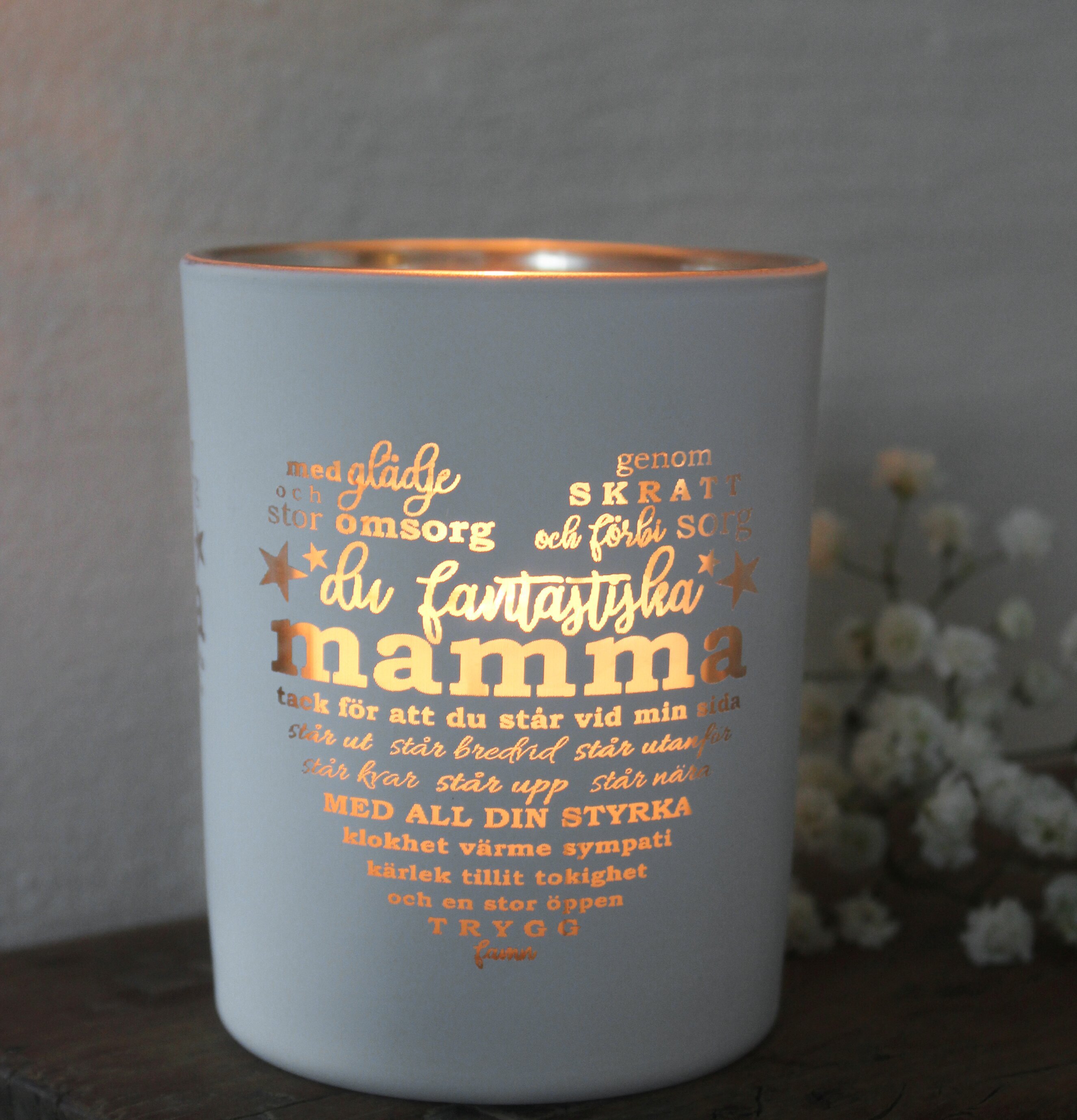 Bild av ljuslykta med elegant design och ljusspel