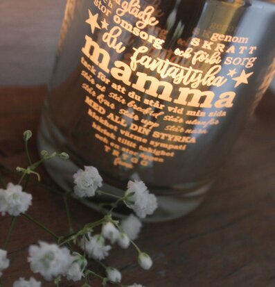 Bild av elegant ljuslykta med silverfinish och blommor