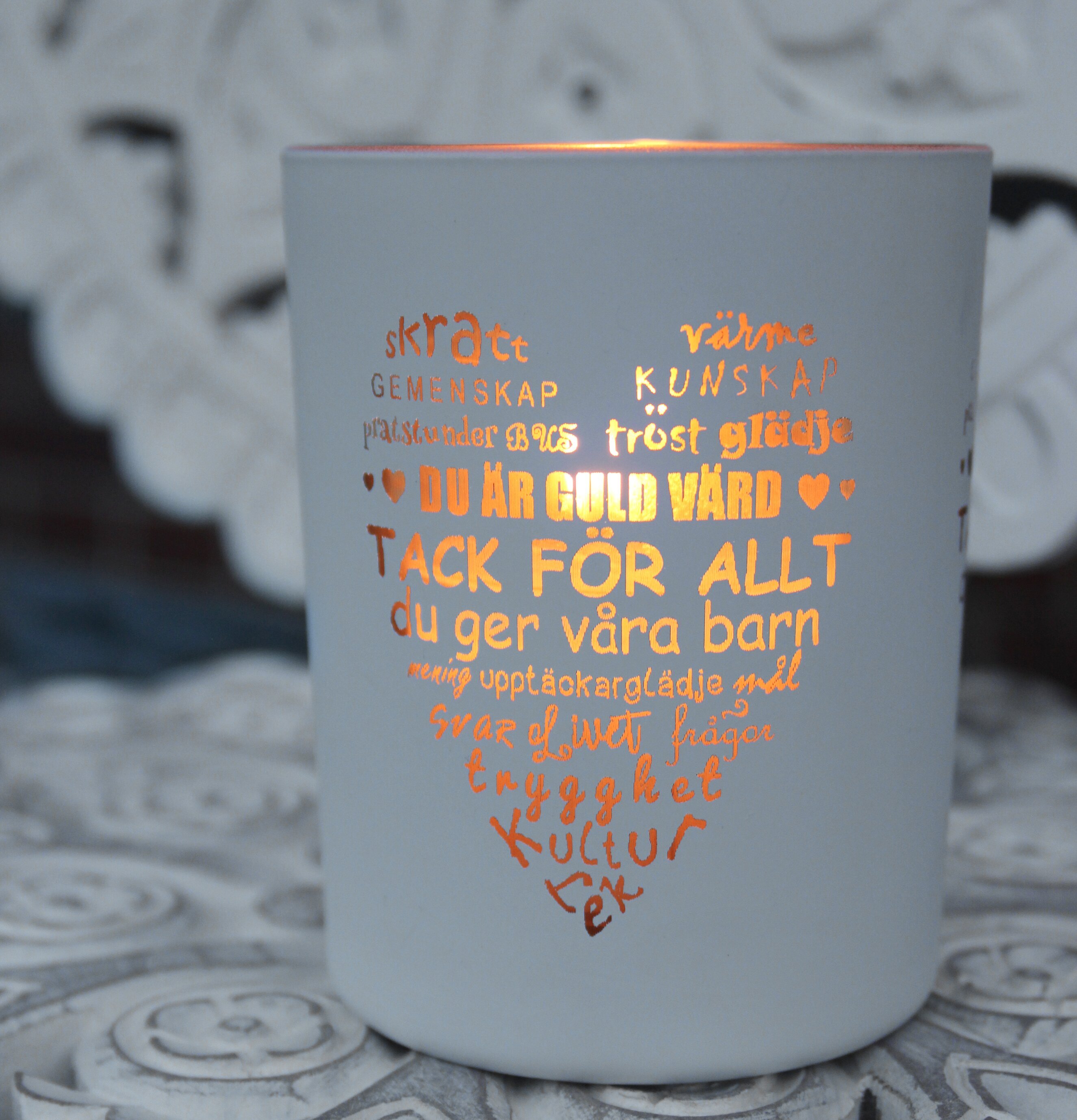 Foto av elegant ljuslykta med vit och gyllene design