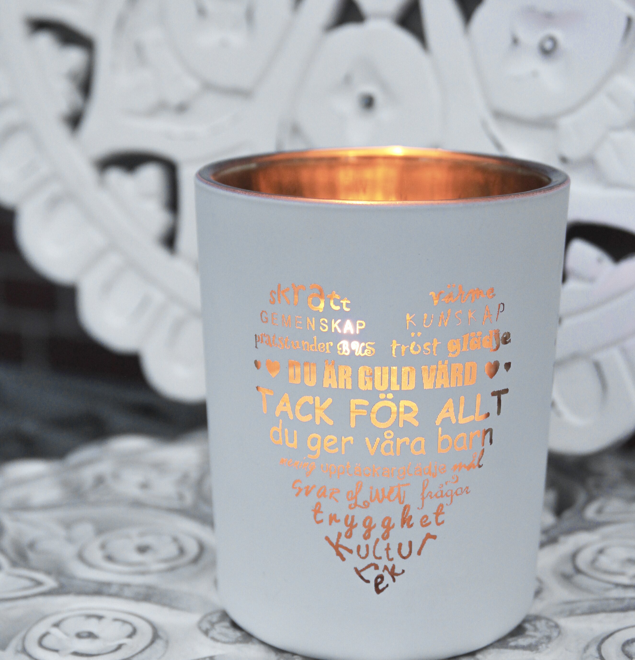 Bild av elegant ljuslykta med vit och guld design