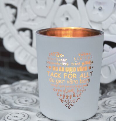 Bild av elegant ljuslykta med vit och guld design