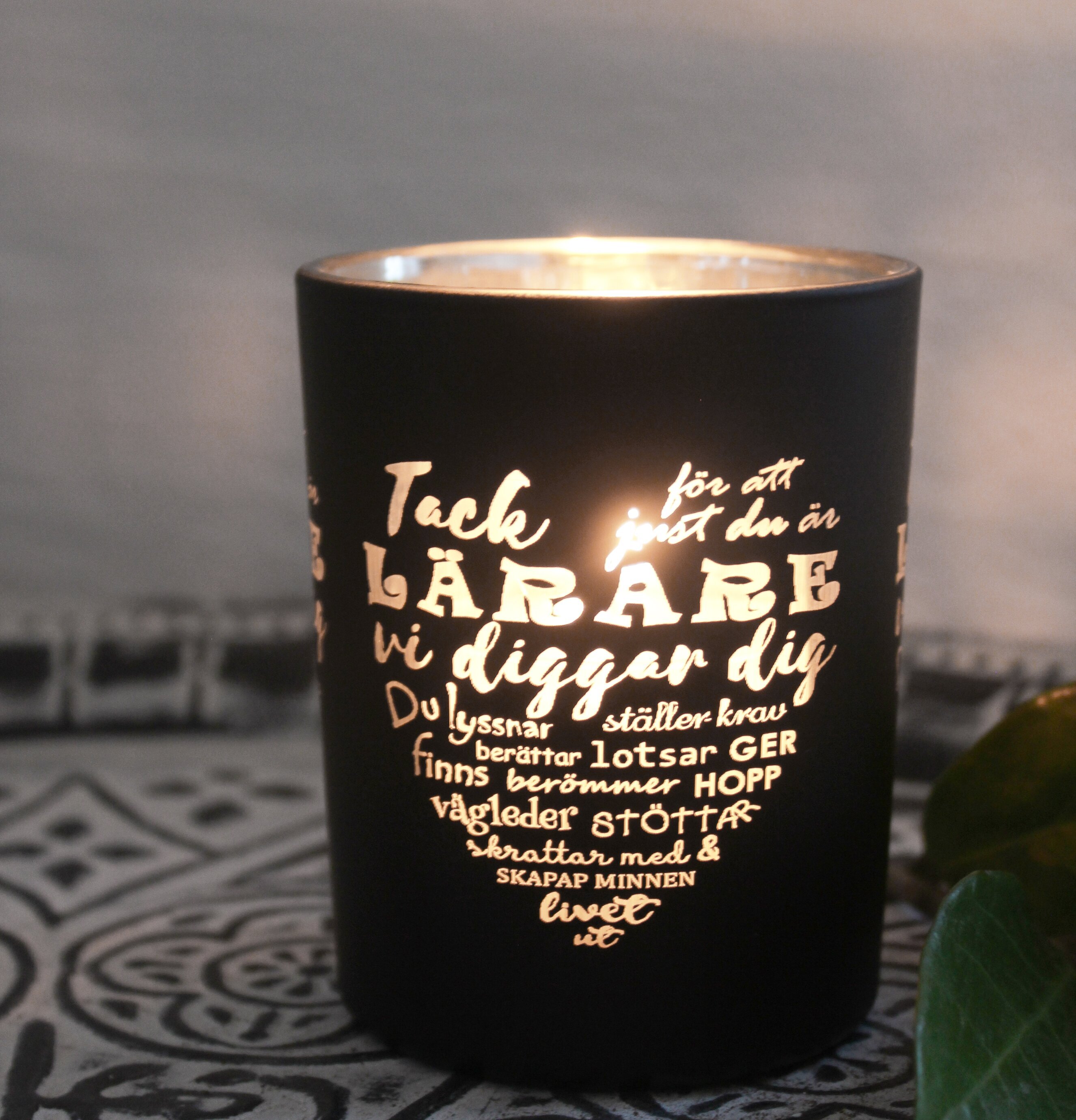 Bild av stilren ljuslykta med hyllning till lärare