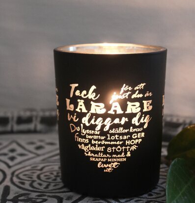 Bild av stilren ljuslykta med hyllning till lärare