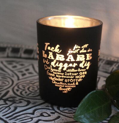 Bild av ljuslykta med text för att hylla lärare