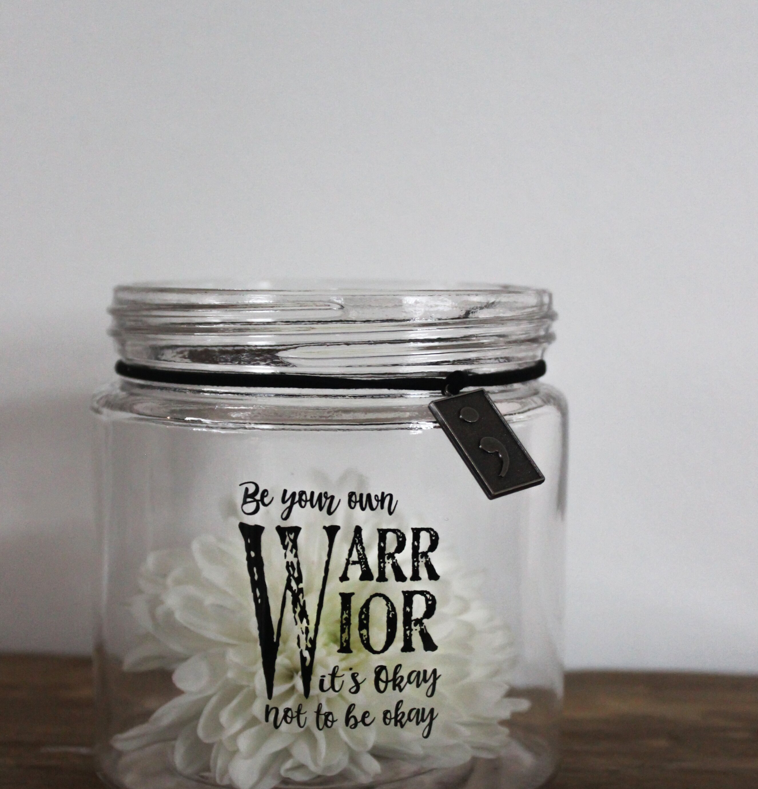 Lykta Warrior från Majas Cottage med text och läderrem