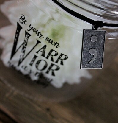 Foto av stilren ljuslykta med inspirerande budskap