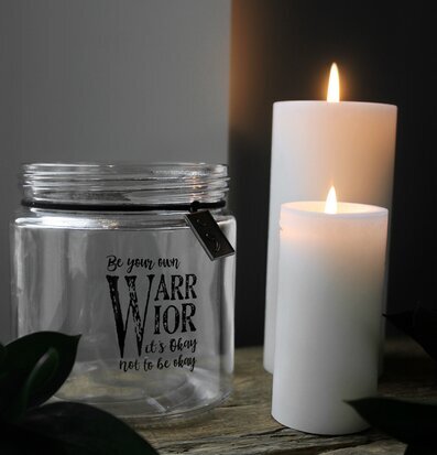 Bild av ljuslykta med budskap om styrka och empati