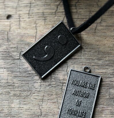 Bild av stilfulla metallhängen med djup symbolik