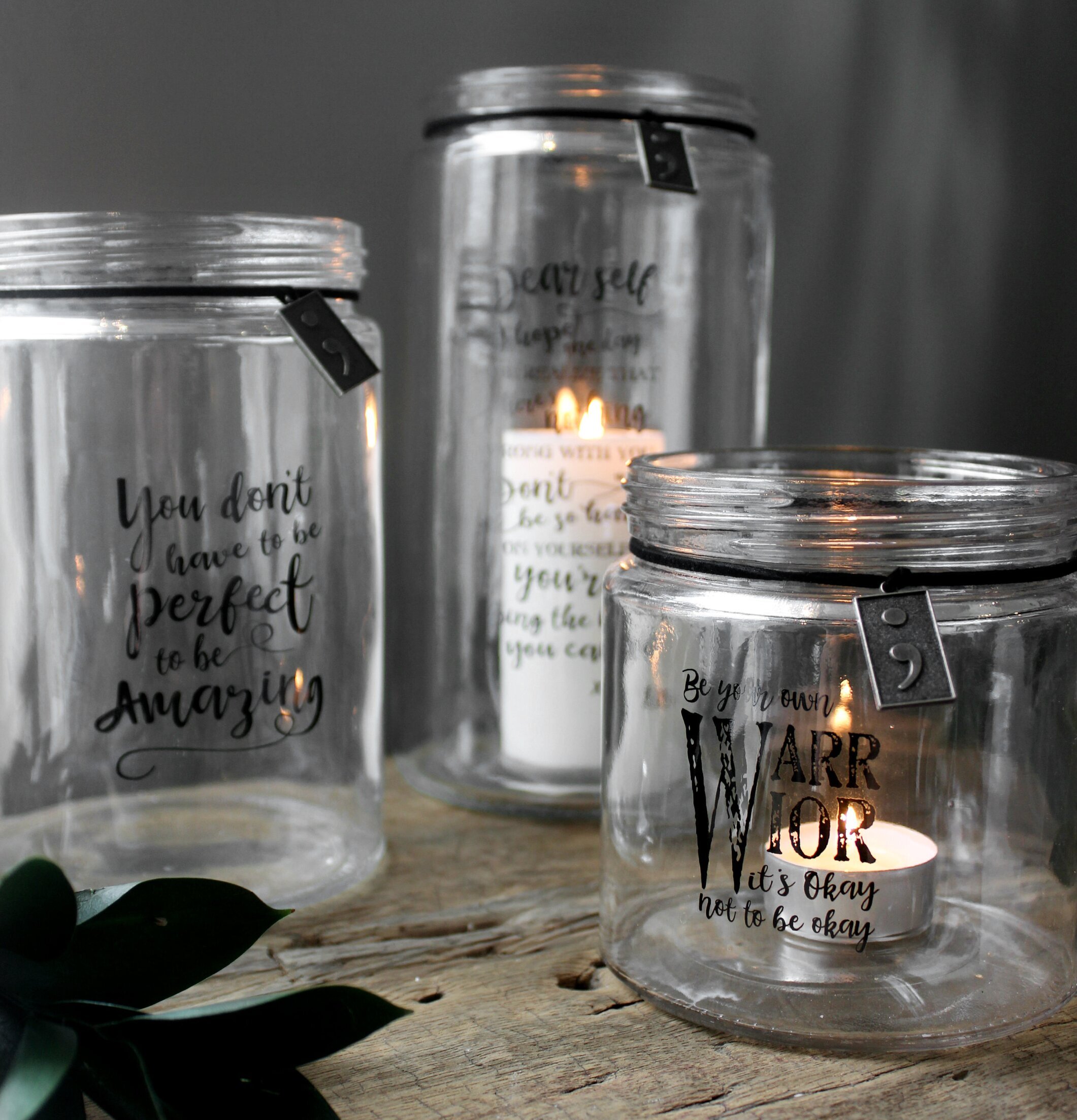 Lykta Warrior från Majas Cottage på rustikt träbord