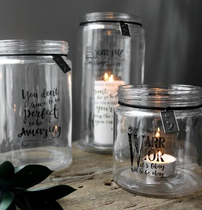 Foto av harmoniska glaslyktor med inspirerande budskap