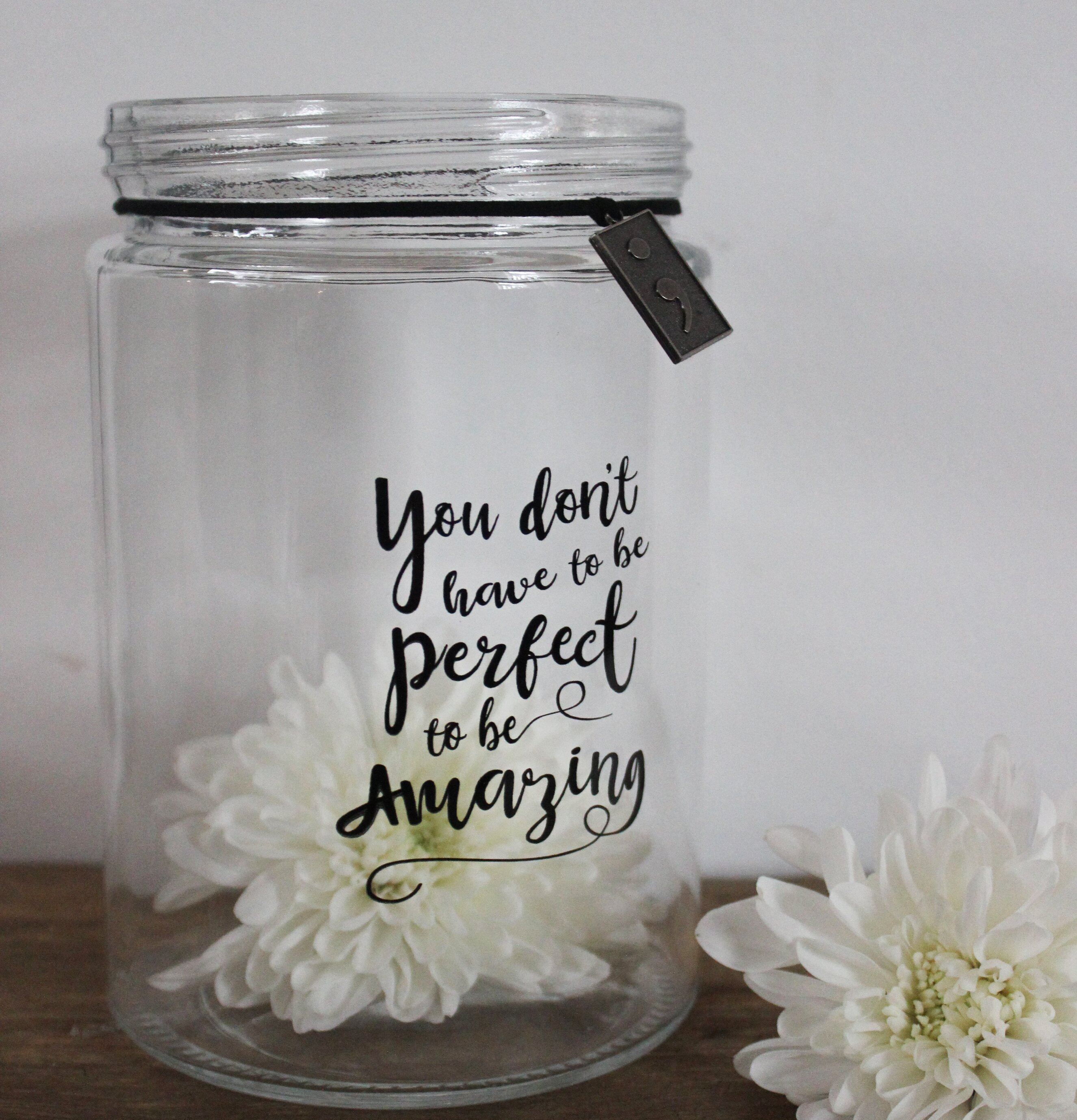 Bild av elegant ljuslykta med dekorativ inskrift