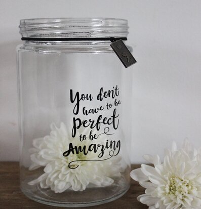 Bild av elegant ljuslykta med dekorativ inskrift