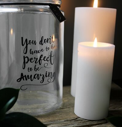 Bild av stilren ljuslykta med inspirerande budskap