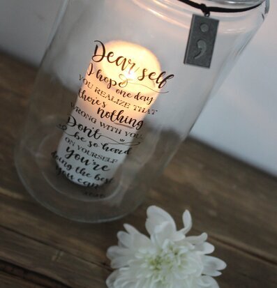 Bild av elegant ljuslykta med inspirerande budskap