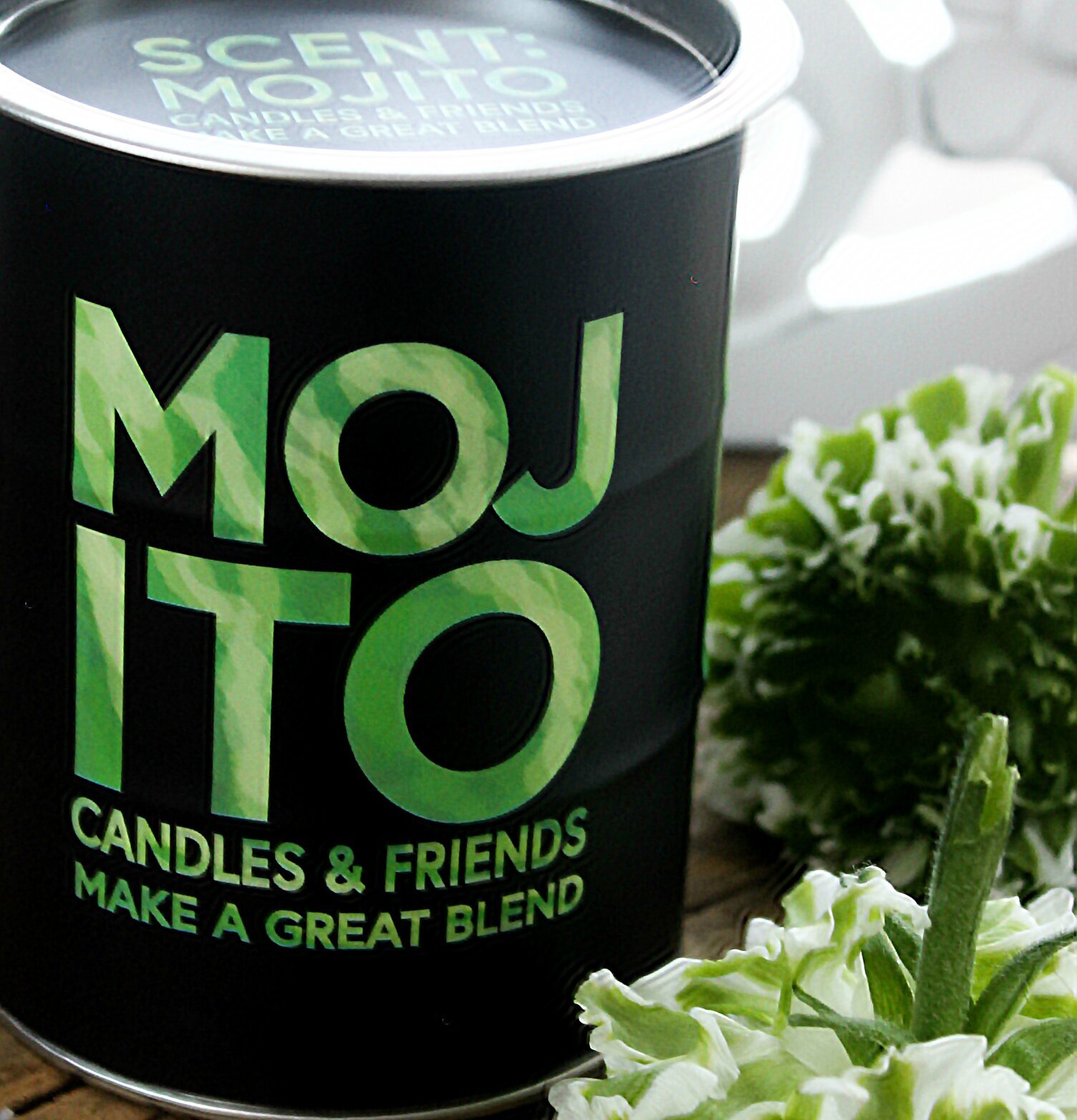 Bild av stilren doftljusburk på naturlig träyta