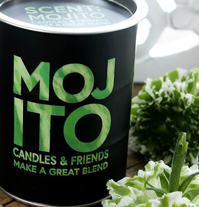 Bild av stilren doftljusburk på naturlig träyta