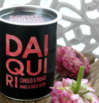 Bild av doftljus med rustik träyta och lila blommor