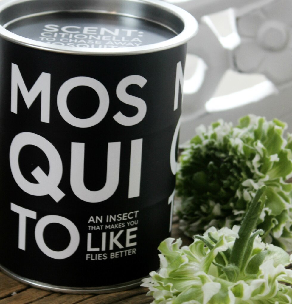 Doftljus Mosquito från Majas Cottage på rustik träyta